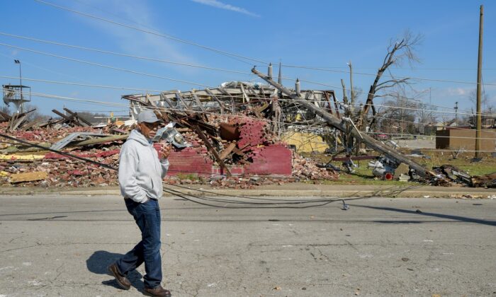 Se ve a un residente del vecindario de Germantown inspeccionando los daños en Nashville, Tennessee, el 3 de marzo de 2020. (Jason Kempin/Getty Images)