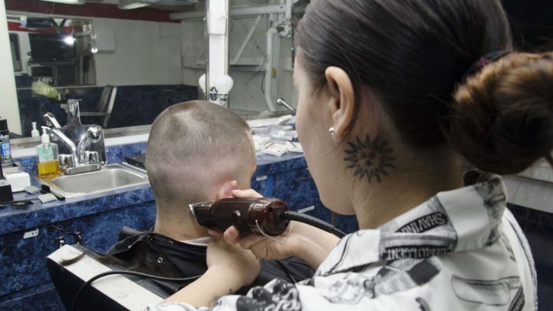 Corte de pelo en la barbería a bordo del submarino USS Frank Cable (AS 40), el 17 de octubre de 2019. (Marina de los Estados Unidos/Marinero Heather C. Wamsley/Publicado)