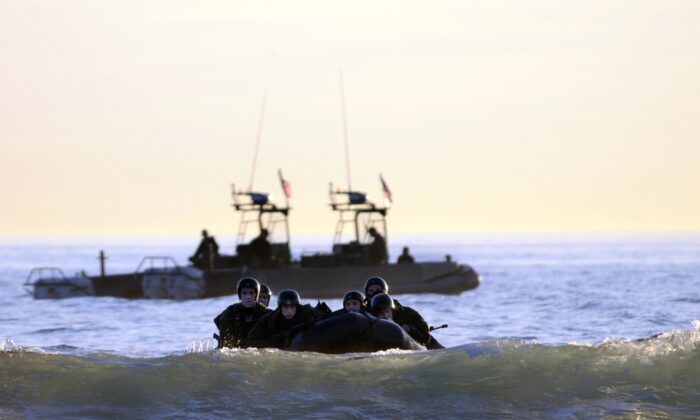 Estudiantes, en entrenamiento de calificación SEAL, navegan las olas durante un ejercicio de entrenamiento de operaciones marítimas en Coronado, California, el 28 de octubre de 2010 (Blake Midnight/US Navy a través de Getty Images)