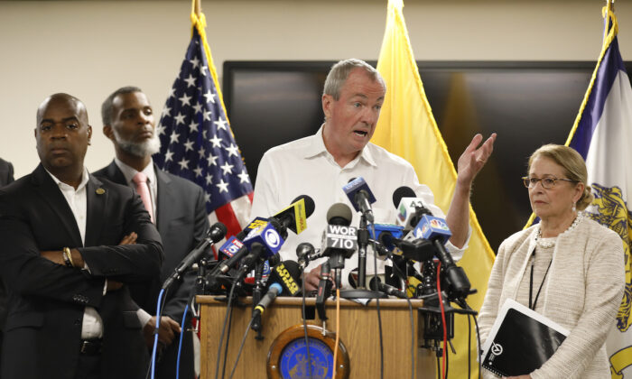 El gobernador de Nueva Jersey, Phil Murphy, habla durante una conferencia de prensa celebrada en el Departamento de Salud de Newark, en Newark, Nueva Jersey, el 14 de agosto de 2019. (Rick Loomis/Getty Images)