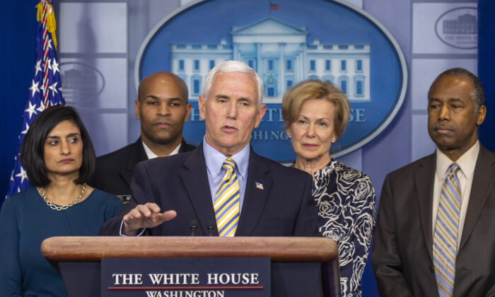 El vicepresidente Mike Pence habla en una conferencia de prensa de la Casa Blanca, en Washington, el 14 de marzo de 2020. (Tasos Katopodis/Getty Images)