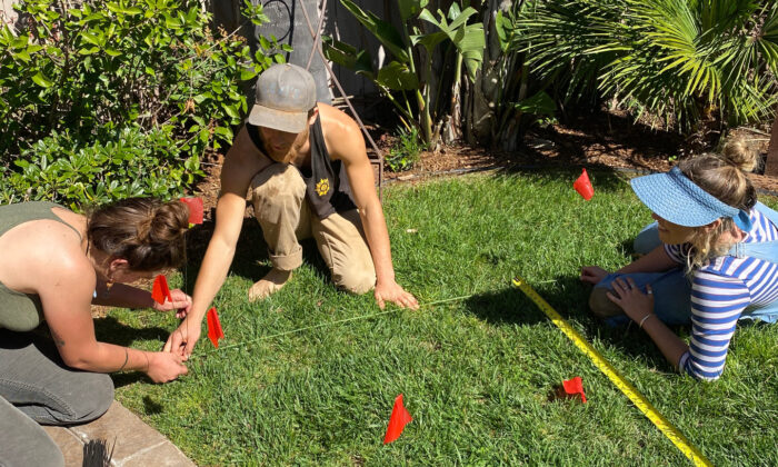 Maryl Petreccia (izq) y amigos trabajan en el jardín en Encinitas, California, el 23 de marzo de 2020. (Cortesía de Maryl Petreccia)