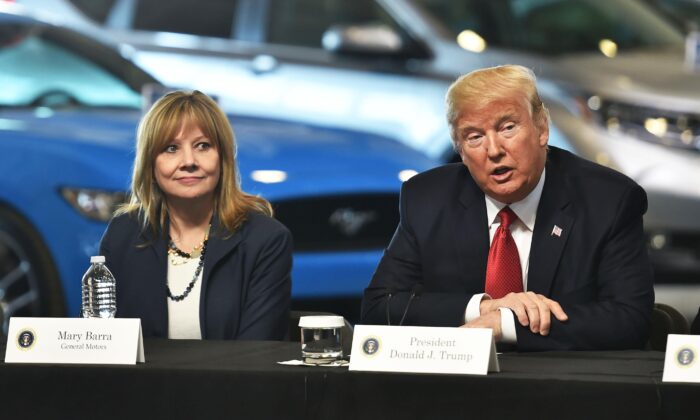 El presidente Donald Trump en el American Center for Mobility con la CEO de General Motors, Mary Barra, y otros ejecutivos de la industria automotriz, el 15 de marzo de 2017. (Nicholas Kamm/AFP a través de Getty Images)