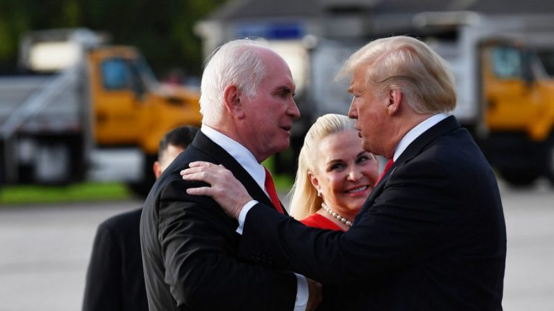 El presidente Donald Trump saluda al representante Mike Kelly (R-Pa.) y a su esposa Victoria al llegar al aeropuerto internacional de Erie, en Pensilvania, el 10 de octubre de 2018. (Mandel Ngan/AFP/Getty Images)