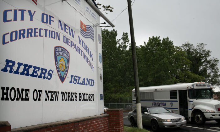 Entrada al complejo carcelario de Rikers Island en la ciudad de Nueva York el 17 de mayo de 2011. (Spencer Platt/Getty Images)