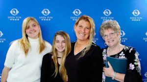 Directora Corporativa está orgullosa de que sus hijas adolescentes aprendan de Shen Yun