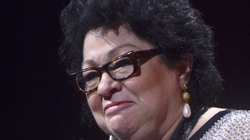 La Jueza de la Corte Suprema Sonia Sotomayor recibe el Premio al Liderazgo durante la 29ª edición de los Premios de la Herencia Hispana en el Teatro Warner el 22 de septiembre de 2016 en Washington, DC. (Leigh Vogel/Getty Images)