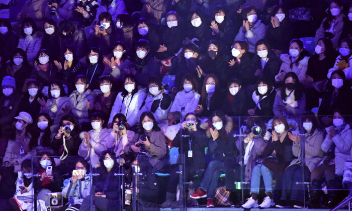 Los espectadores usan máscaras faciales para prevenir la propagación del coronavirus, que se originó en China, mientras miran la gala de exhibición en el Campeonato de Patinaje Artístico ISU Four Continents en Seúl, Corea del Sur, el 9 de febrero de 2020. (JUNG YEON-JE/AFP a través de Getty Images)