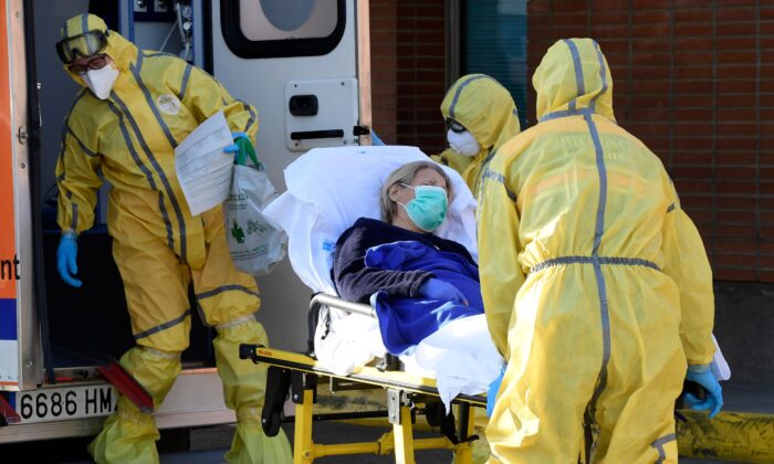 Miembros de la Defensa Civil llegan con un paciente al hospital Severo Ochoa, en Leganés, España, el 26 de marzo de 2020. (Javier Soriano/AFP a través de Getty Images)