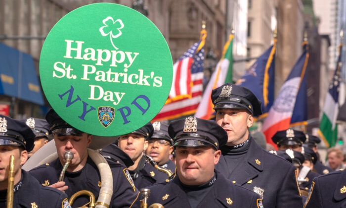 Cientos de oficiales y miembros del servicio público se reúnen para el desfile anual del Día de San Patricio el 16 de marzo de 2019 en la ciudad de Nueva York. Este desfile en la ciudad de Nueva York, que se remonta a 1762, es la celebración del Día de San Patricio más grande del mundo. (David Dee Delgado/Getty Images)