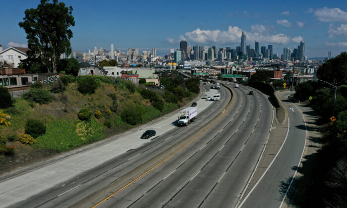 El tráfico del mediodía es más ligero de lo normal en la autopista 101 en San Francisco el 20 de marzo de 2020. Todo el Estado de California recibió la orden de refugiarse en un lugar. (Justin Sullivan / Getty Images)