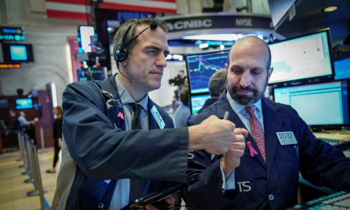 Profesionales financieros trabajan en el piso de la Bolsa de Nueva York (NYSE) en Nueva York el 4 de enero de 2019. (Drew Angerer / Getty Images)
