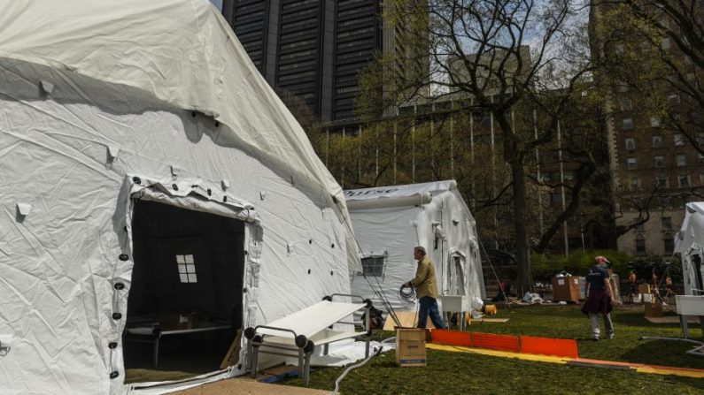 Se ven tiendas de un hospital de campo de emergencia que se instaló para ayudar en la pandemia del "virus del PCCh" en Central Park en la ciudad de Nueva York el 30 de marzo de 2020. (Stephanie Keith/Getty Images)