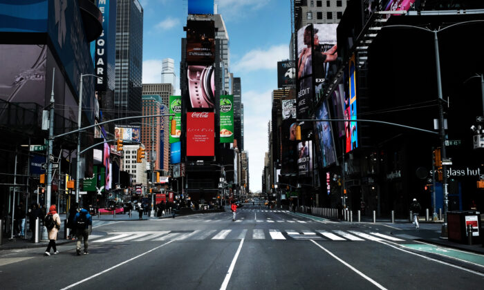 Times Square casi vacía. Gran parte de la ciudad está sin apenas coches y peatones por miedo a propagar el virus del PCCh en la ciudad de Nueva York, el 22 de marzo de 2020. (Spencer Platt/Getty Images)