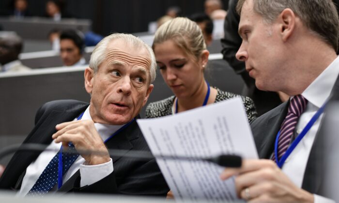 El asesor comercial de la Casa Blanca Peter Navarro (izq.) asiste a la sesión de apertura de un congreso de la Unión Postal Universal (UPU) en Ginebra el 24 de septiembre de 2019. (FABRICE COFFRINI/AFP vía Getty Images)