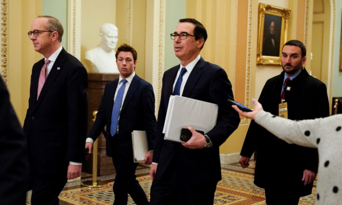 El secretario del Tesoro de EE.UU., Steven Mnuchin, se dirige a una reunión con el líder de la minoría del Senado, Chuck Schumer, (D-NY) (no en la foto) durante las negociaciones sobre el paquete de alivio por la enfermedad del coronavirus (COVID-19) en Capitol Hill, Washington, el  23 de marzo de 2020. (Joshua Roberts/Reuters)