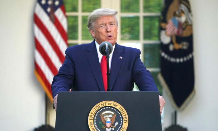 El presidente Donald Trump habla durante una rueda de prensa del Grupo de Trabajo sobre el virus del PCCh en la Rosaleda de la Casa Blanca en Washington, el 30 de marzo de 2020. (Mandel Ngan/AFP vía Getty Images)