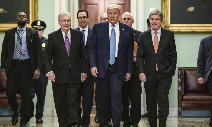El presidente Donald Trump llega al Capitolio de EE.UU. para asistir al almuerzo político semanal de los republicanos en Washington el 10 de marzo de 2020. Está flanqueado  (de izquierda a derecha) por el líder de la Mayoría del Senado Mitch McConnell (R-KY), el secretario del Tesoro Steve Mnuchin, el vicepresidente Mike Pence, y el presidente del Comité de Política Republicana, el senador Roy Blunt (R-MO). (Samuel Corum/Getty Images)