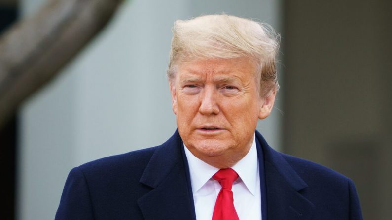 El presidente Donald Trump es visto antes del comienzo de una reunión del ayuntamiento virtual de Fox News desde el Jardín de las Rosas de la Casa Blanca en Washington, el 24 de marzo de 2020. (Mandel Ngan/AFP a través de Getty Images)