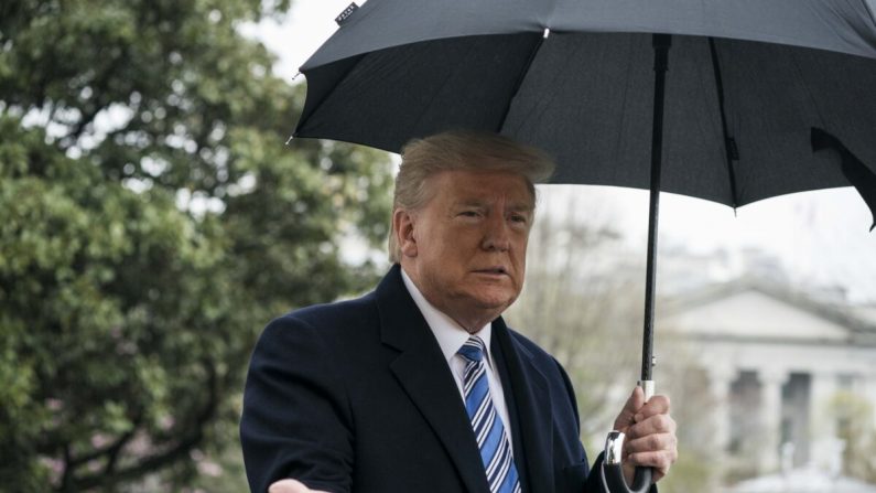 El presidente Donald Trump parte para la Estación Naval de Norfolk desde la Casa Blanca en Washington, DC, el 28 de marzo de 2020. (Sarah Silbiger/Getty Images)