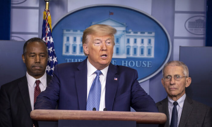 El presidente Donald Trump habla durante una sesión informativa en la sala de prensa James Brady en la Casa Blanca en Washington, el 21 de marzo de 2020. (Tasos Katopodis/Getty Images)