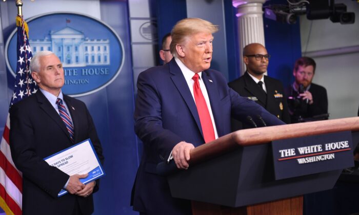 El presidente Donald Trump habla durante la sesión informativa diaria sobre el virus del PCCh, comúnmente conocido como el nuevo coronavirus, en la Casa Blanca, el 22 de marzo de 2020. (Eric Baradat/AFP a través de Getty Images)