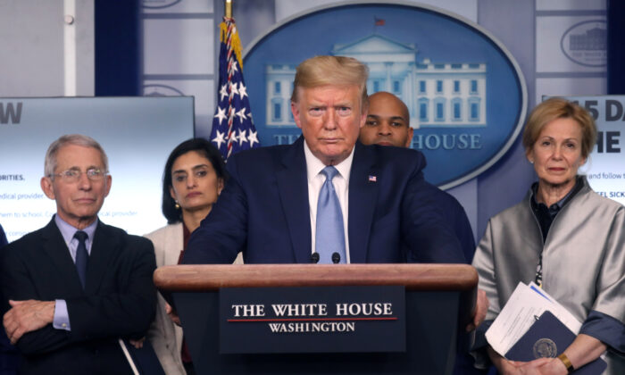 El presidente Donald Trump realiza una sesión informativa sobre el brote del coronavirus (COVID-19) en la Casa Blanca en Washington, el 16 de marzo de 2020. (Leah Millis/Reuters)