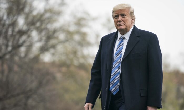 El presidente Donald Trump regresa de la Estación Naval de Norfolk a la Casa Blanca en Washington el 28 de marzo de 2020. (Sarah Silbiger / Getty Images)