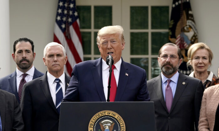 El presidente Donald Trump da una conferencia de prensa sobre la actual pandemia mundial de coronavirus en el Jardín de las Rosas en la Casa Blanca en Washington, el 13 de marzo de 2020. (Drew Angerer/Getty Images)