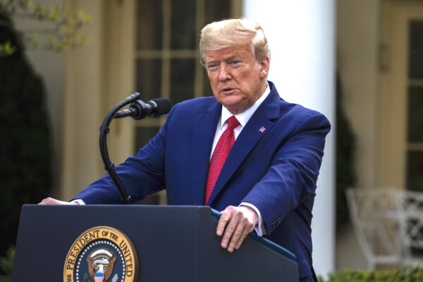 El presidente Donald Trump habla en el Rose Garden para la sesión informativa diaria sobre el virus del PCCh en la Casa Blanca en Washington, el 29 de marzo de 2020. (Tasos Katopodis/Getty Images)