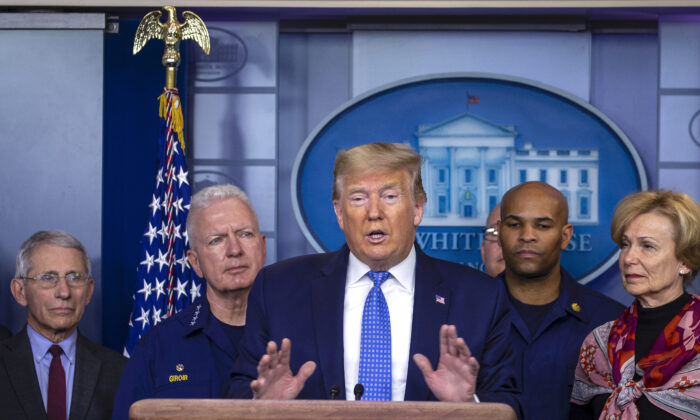 El Presidente de los Estados Unidos Donald Trump habla a los medios de comunicación en la sala de prensa de la Casa Blanca el 15 de marzo de 2020 en Washington, DC. (Tasos Katopodis/Getty Images)