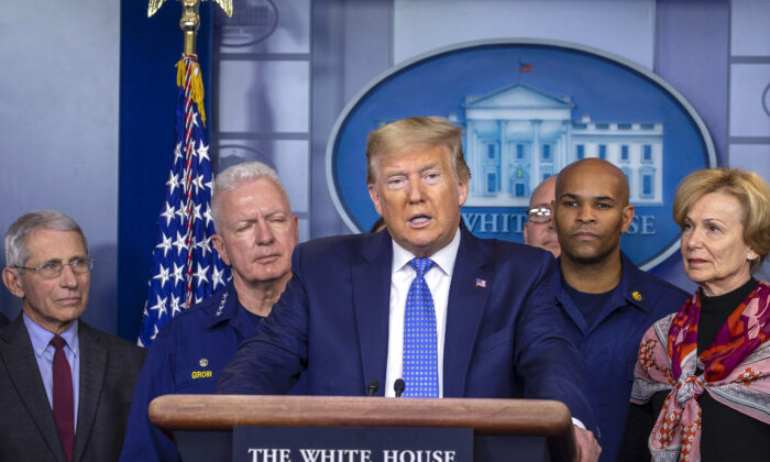 El presidente Donald Trump habla a los medios en la sala de prensa de la Casa Blanca el 15 de marzo de 2020. (Tasos Katopodis/Getty Images)