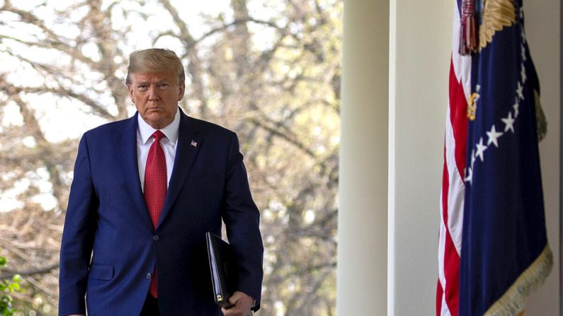 El presidente Donald Trump camina al Jardín de las Rosas para la sesión informativa diaria del virus del PCCh en la Casa Blanca en Washington, el 29 de marzo de 2020. (Tasos Katopodis/Getty Images)