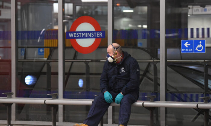 Una persona con mascarilla protectora en una estación de metro en Londres, el 25 de marzo de 2020. (Alex Davidson/Getty Images)