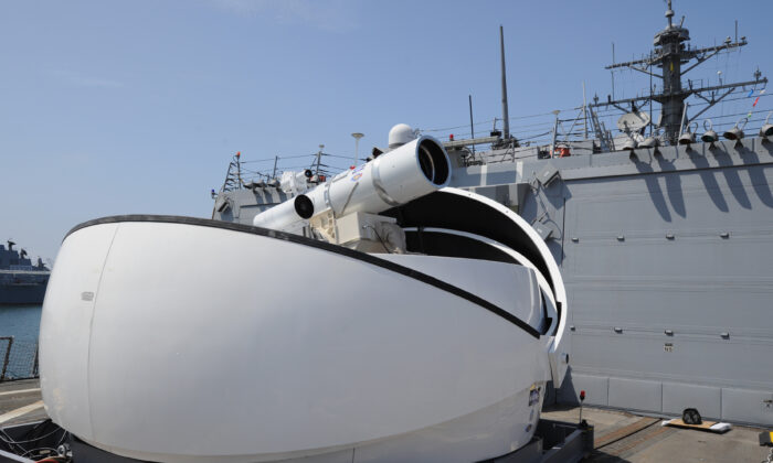 El Sistema de Armas Láser instalado temporalmente a bordo del destructor USS Dewey en San Diego, California, el 30 de julio de 2012. (Marina de los Estados Unidos/John F. Williams)
