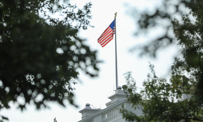 La bandera de Estados Unidos en la Casa Blanca el 25 de agosto de 2018. (Samira Bouaou/The Epoch Times)