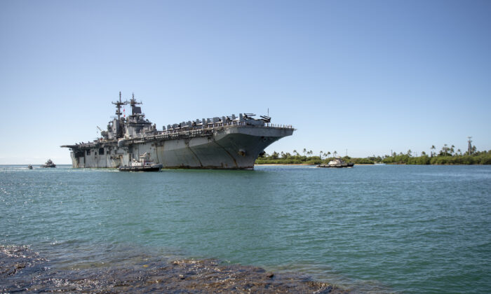 El buque de asalto anfibio USS Boxer (LHD 4) llega a la Base Conjunta Pearl Harbor-Hickam después de un despliegue en el Pacífico Occidental el 13 de noviembre de 2019. (Cortesía de marinero especialista en comunicaciones del Departamento de Defensa/Masa Aja B. Jackson)