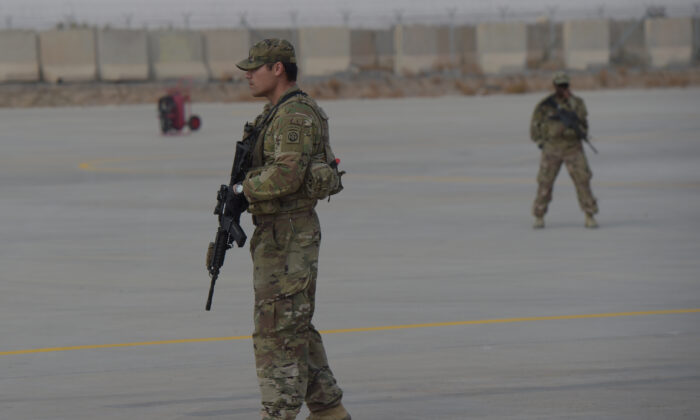 Un soldado estadounidense hace guardia en la base aérea de Kandahar en Afganistán el 23 de enero de 2018. (Shah Marai / AFP a través de Getty Images)