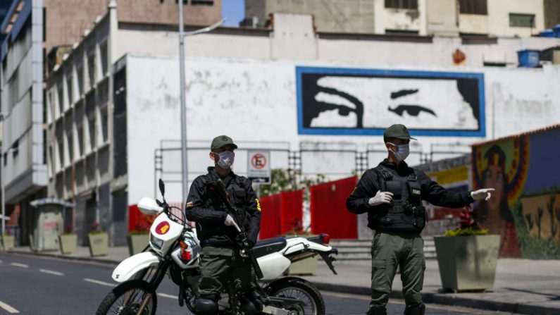 Miembros de la Guardia Nacional Bolivariana bloquean una avenida con máscaras faciales como medida de precaución contra la propagación del nuevo coronavirus, COVID-19, en Caracas, el 17 de marzo de 2020 (CRISTIAN HERNANDEZ/AFP vía Getty Images)
