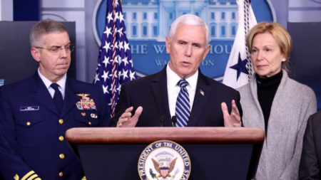 Pence se abstiene de usar mascarilla mientras se reúne con pacientes de la Clínica Mayo