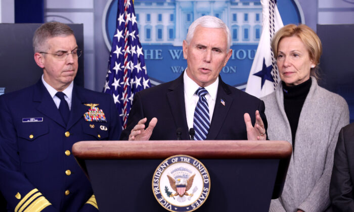 El vicepresidente Mike Pence y los miembros de la Fuerza de Tarea de Coronavirus realizan una conferencia de prensa en la Casa Blanca el 6 de marzo de 2020. (Win McNamee / Getty Images)
