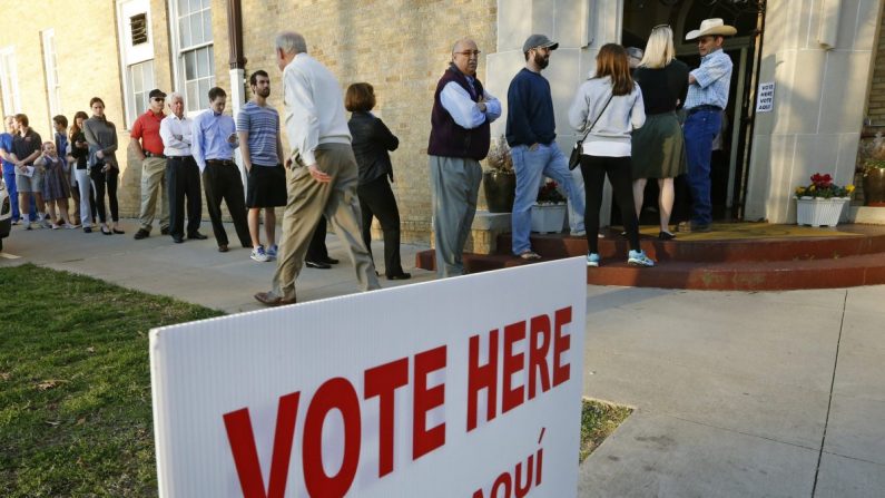 Los votantes se alinean para emitir su voto en Fort Worth, Texas, el Súper Martes, 1 de marzo de 2016. (Ron Jenkins/Getty Images)