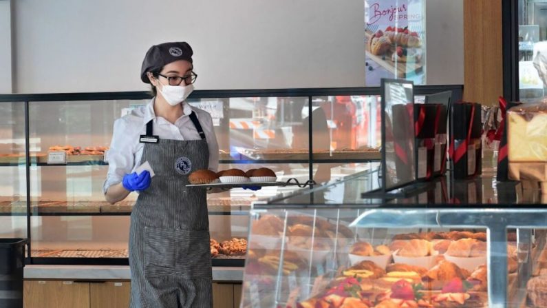 Un empleado de un café y una panadería usa una máscara en Los Ángeles, California, el 17 de marzo de 2020. (Frederic J. Brown/AFP vía Getty Images)