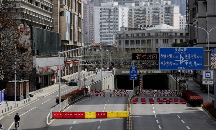Barreras establecidas para bloquear una calle en Wuhan, China, se observan el 15 de marzo de 2020. La normalmente bulliciosa ciudad en el centro de China es el epicentro del COVID-19 y un símbolo del cierre de la economía china en el primer trimestre de 2020. (STR/AFP vía Getty Images)