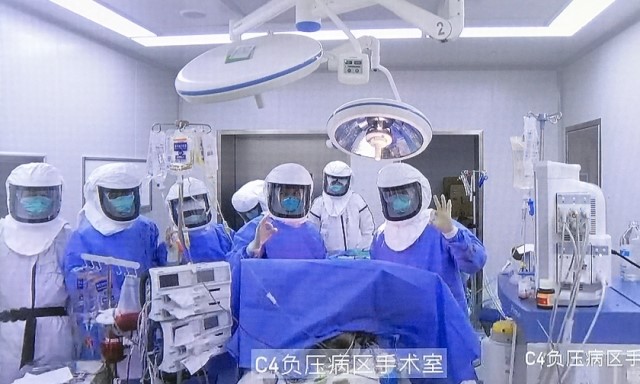Un paciente de 69 años, previamente infectado con el virus del PCCh, fue sometido a un trasplante de pulmón en el Hospital Popular de Wuxi el 29 de febrero. (captura de pantalla de southcn.com)