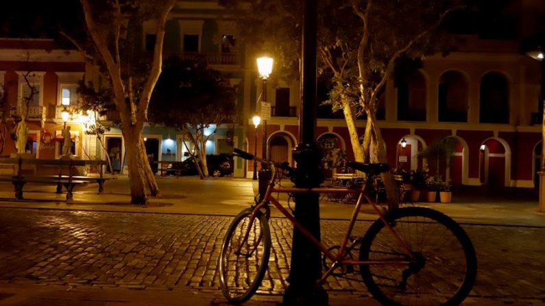 Vista general de una calle vacia en San Juan. La gobernadora de Puerto Rico, Wanda Vázquez, decretó este domingo un toque de queda en toda la isla partir de las 21:00 hora local (01.00 GMT) y hasta las cinco de la mañana, así como el cierre parcial de los comercios, para evitar la propagación del nuevo coronavirus. EFE/Thais Llorca
