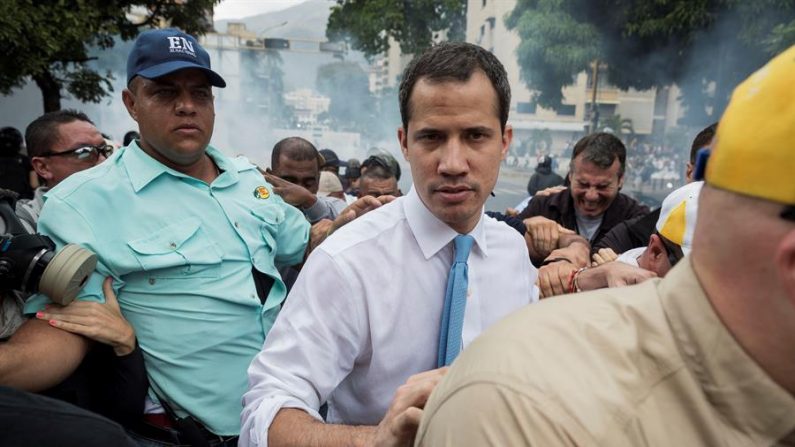 El líder opositor Juan Guaidó se une a simpatizantes durante los enfrentamientos con la Policía Nacional Bolivariana (PNB), este martes, en Caracas (Venezuela). EFE/ Rayner Peña R.
