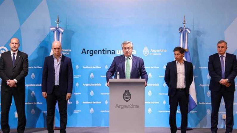 Fotografía cedida por la presidencia de Argentina del argentino, Alberto Fernández (c), durante un anuncio acompañado por los gobernadores provinciales de Jujuy, Gerardo Morales (d); Buenos Aires, Axel Kicillof (2d); Santa Fe, Omar Perotti (i) y el alcalde de la Ciudad de Buenos Aires, Horacio Rodríguez Larreta (2i), este jueves en Buenos Aires (Argentina). EFE/Presidencia de Argentina
