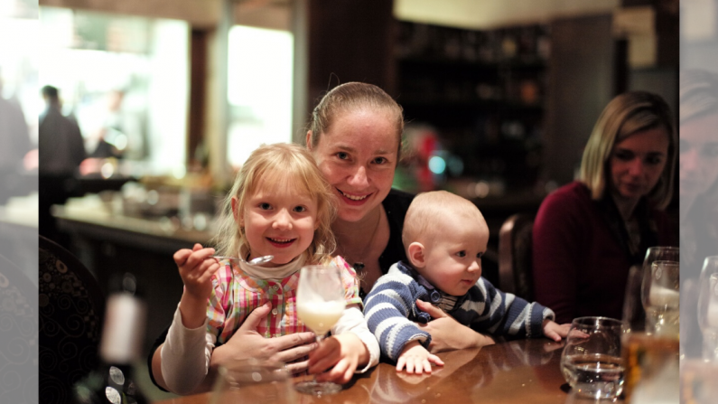 Visitar un restaurante en familia puede ser una experiencia gratificante. (Pxhere/CC BY 2.0)