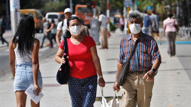 Cubanos son vistos usando tapabocas como una medida contra el virus del PCCh el pasado viernes, en La Habana, Cuba. EFE/Yander Zamora/Archivo
